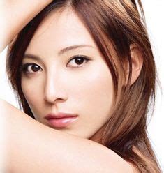 加藤あい、女性誌でセミヌード披露 ランジェリー姿で「脱げる。